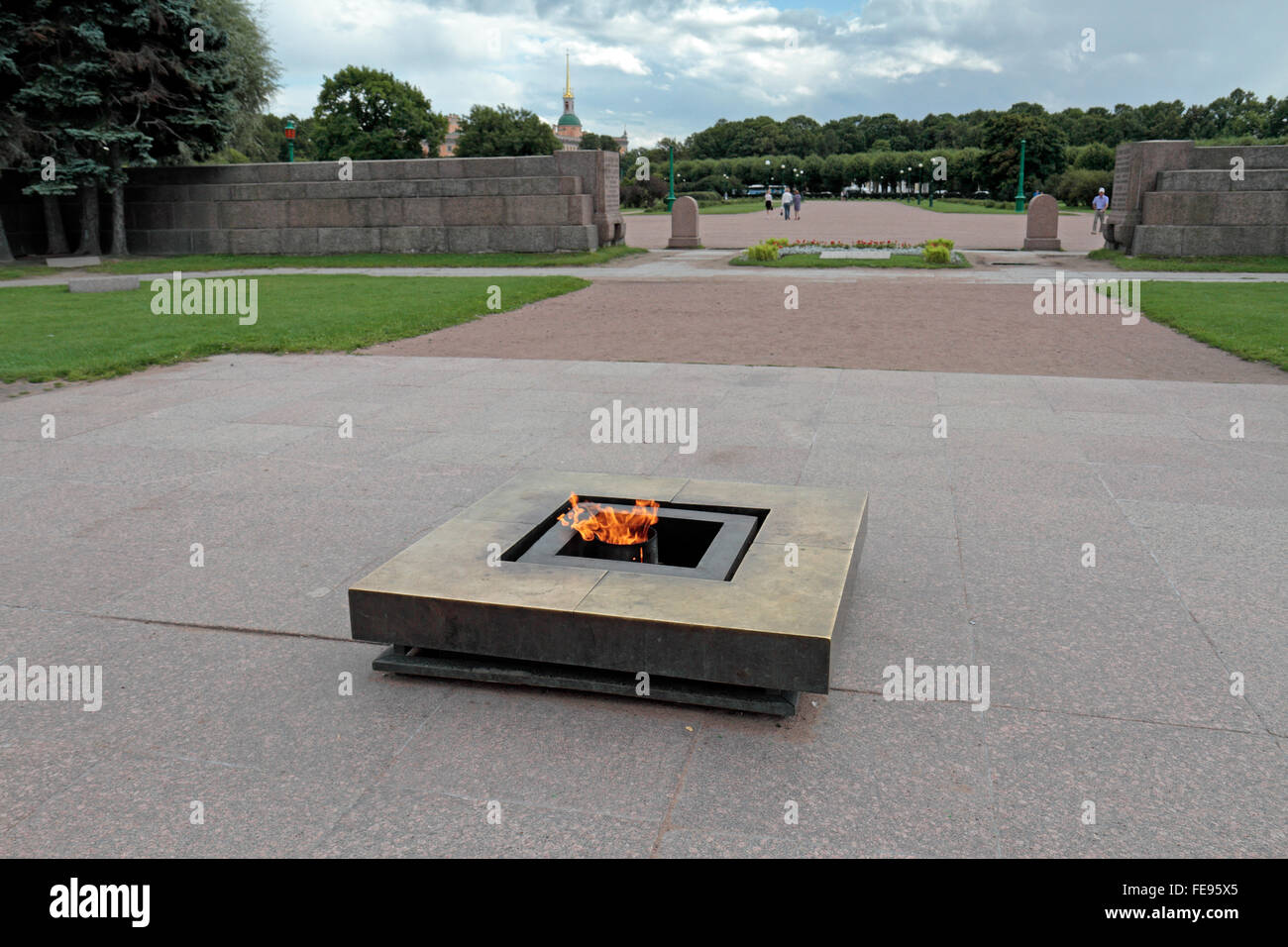 La flamme éternelle au Champ de Mars, Le Monument aux combattants de la Révolution, St Petersbourg, Russie. Banque D'Images