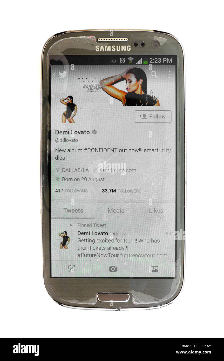 Le compte twitter de Demi Lovato sur un smartphone écran photographié sur un fond blanc. Banque D'Images