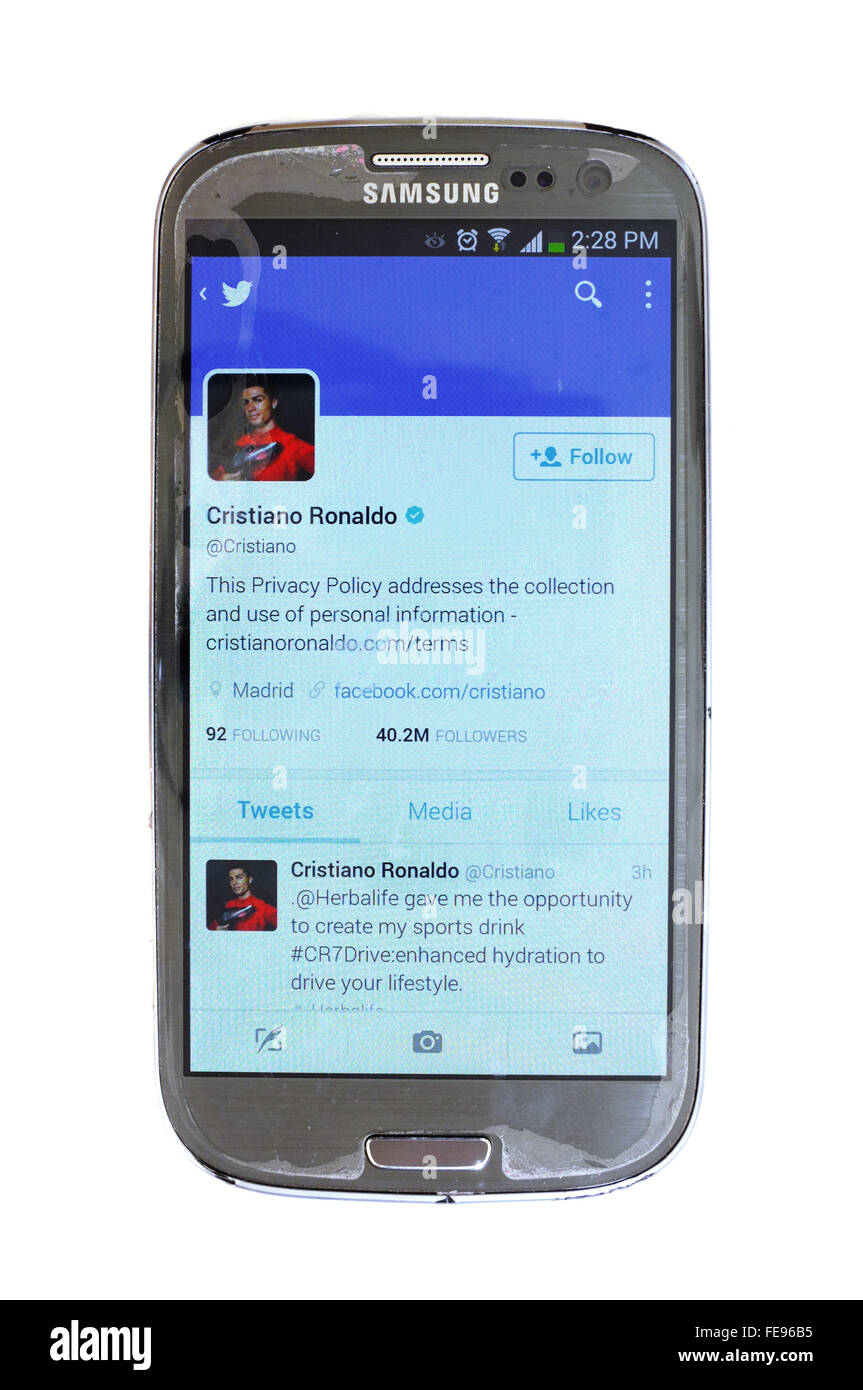 Le compte twitter de Cristiano Ronaldo sur un smartphone écran photographié  sur un fond blanc Photo Stock - Alamy