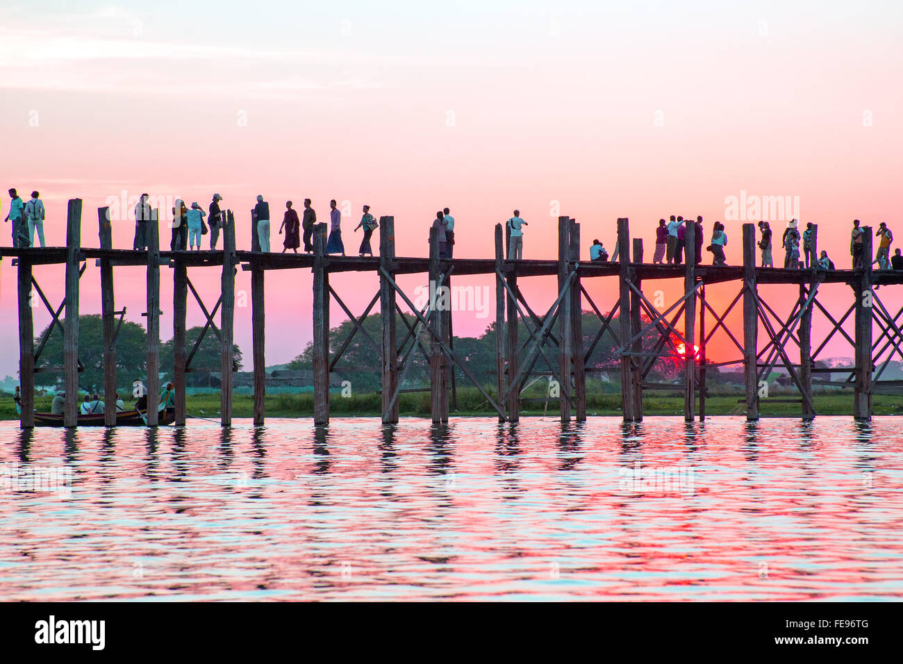 Les gens qui se profile sur U Bein Bridge au coucher du soleil, Amarapura, région de Mandalay, Myanmar Banque D'Images