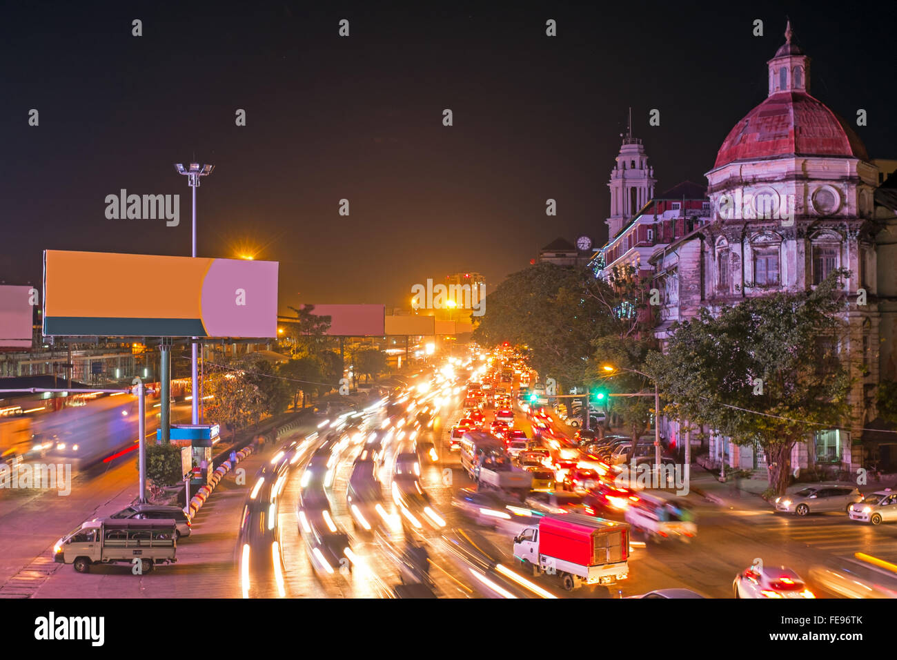 Le trafic de nuit à Yangon Myanmar Banque D'Images