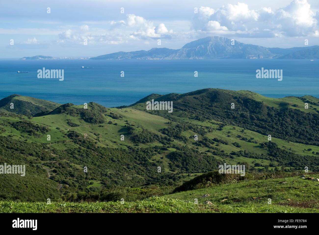 Une vue sur le détroit de Gibraltar prises depuis les collines au-dessus de Tarifa, Espagne. Djebel Musa, le Maroc contexte Banque D'Images