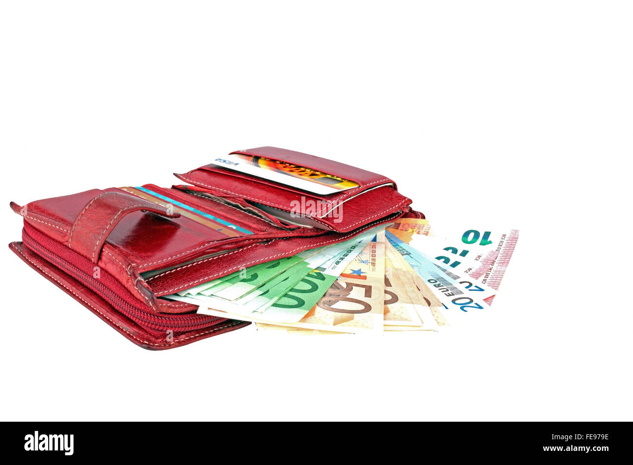Portefeuille rouge plein de billets sur un fond blanc. Banque D'Images