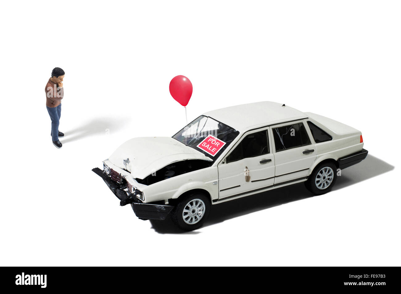 Toy Man en vente Automobile fait naufrage sur un fond blanc. Banque D'Images