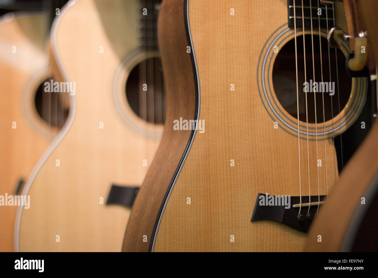 Guitares acoustiques sur l'affichage. Banque D'Images