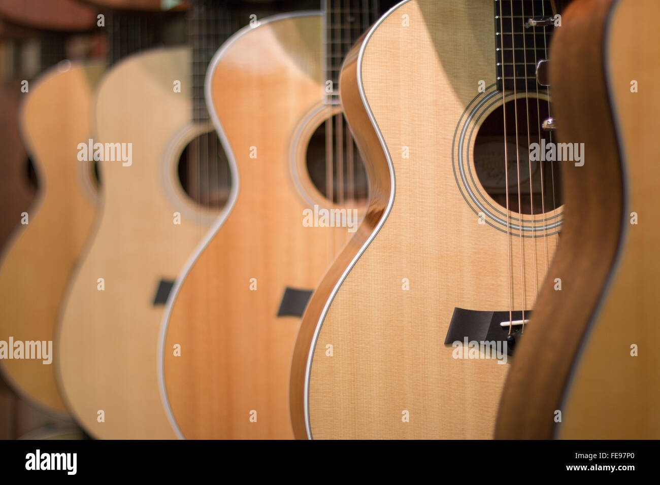 Guitares acoustiques sur l'affichage. Banque D'Images
