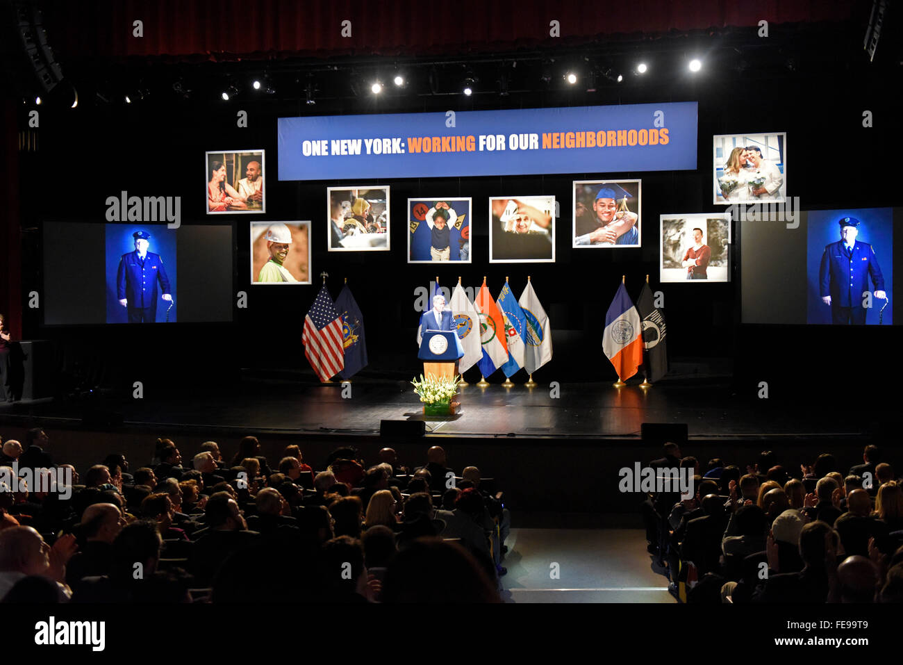 New York, États-Unis. Le 04 février, 2016. Hommage FDNY états Ray Pfeifer, atteints du cancer, à partir de 8 mois service à Ground Zero et activiste pour accroître les retombées. NYC maire Bill De Blasio a présenté son troisième état de la ville à Lehman College dans le Bronx, citant les réalisations et les plans de son administration alors qu'en dehors des manifestants anti-gentrification rallié Credit : Andy Katz/Pacific Press/Alamy Live News Banque D'Images