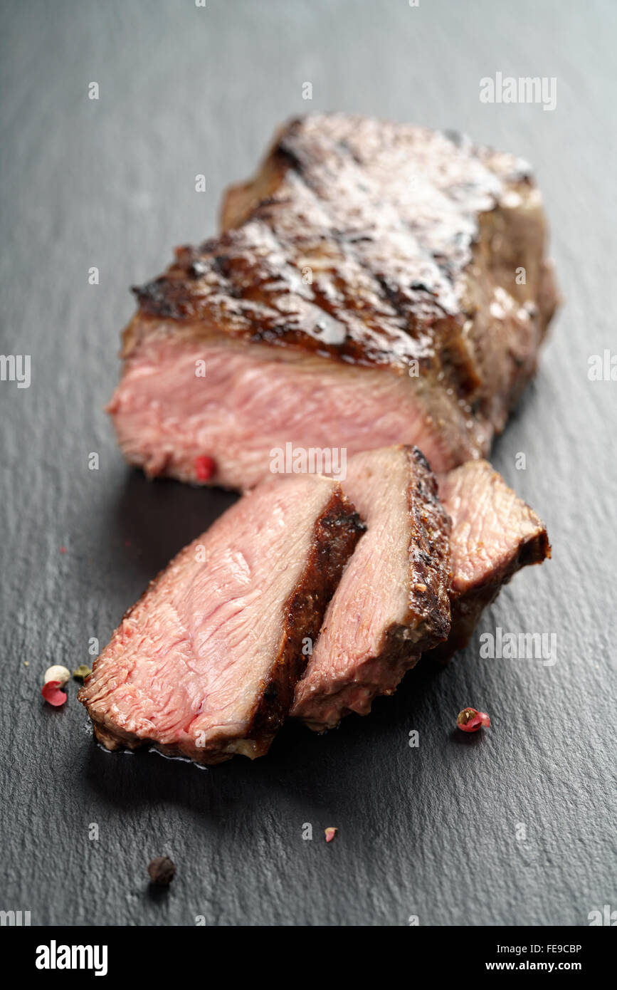 Entrecote steak de boeuf tranché sur ardoise board Banque D'Images