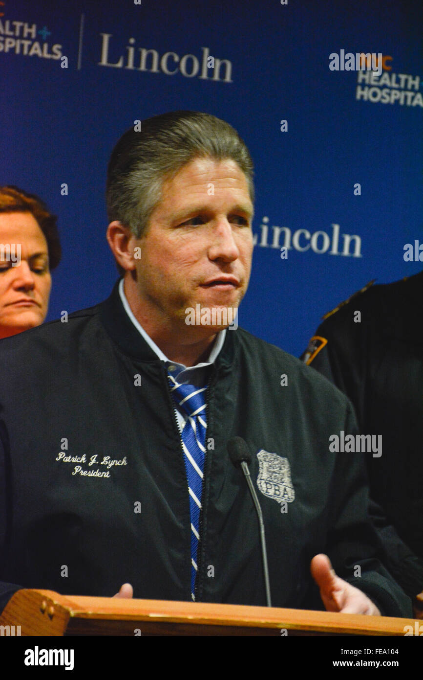 Bronx, United States. Le 04 février, 2016. Patrick Lynch, de l'artificiers Benevolent Association tient conférence de presse à l'hôpital Lincoln après deux nouveaux agents de police de la ville de New York sont abattus. Le tournage dans le Bronx s'est produit en tant que maire De Blasio livrait son état de la ville. © Angel Zayas/Pacific Press/Alamy Live News Banque D'Images