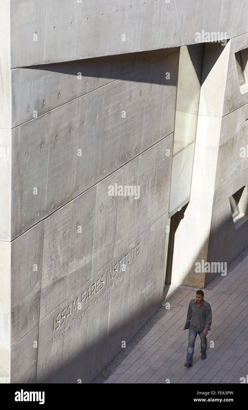 Façade en béton angulaires. Institut Issam Farès, Beyrouth, Beyrouth, Liban. Architecte : Zaha Hadid Architects, 2014. Banque D'Images