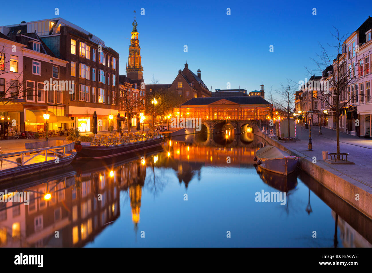 Le pont à l'Koornbrug Botermarkt dans la ville de Leiden aux Pays-Bas. Photographié dans la nuit. Banque D'Images