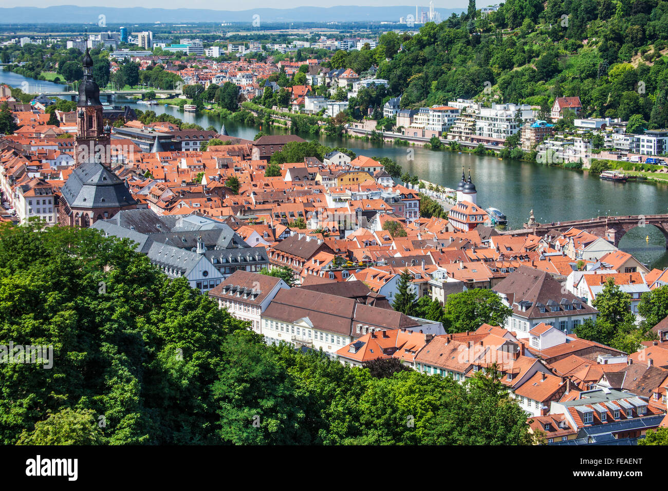 Vue du château sur la rivière Neckar, l'église de l'Esprit Saint et de la vieille ville de Heidelberg. Banque D'Images