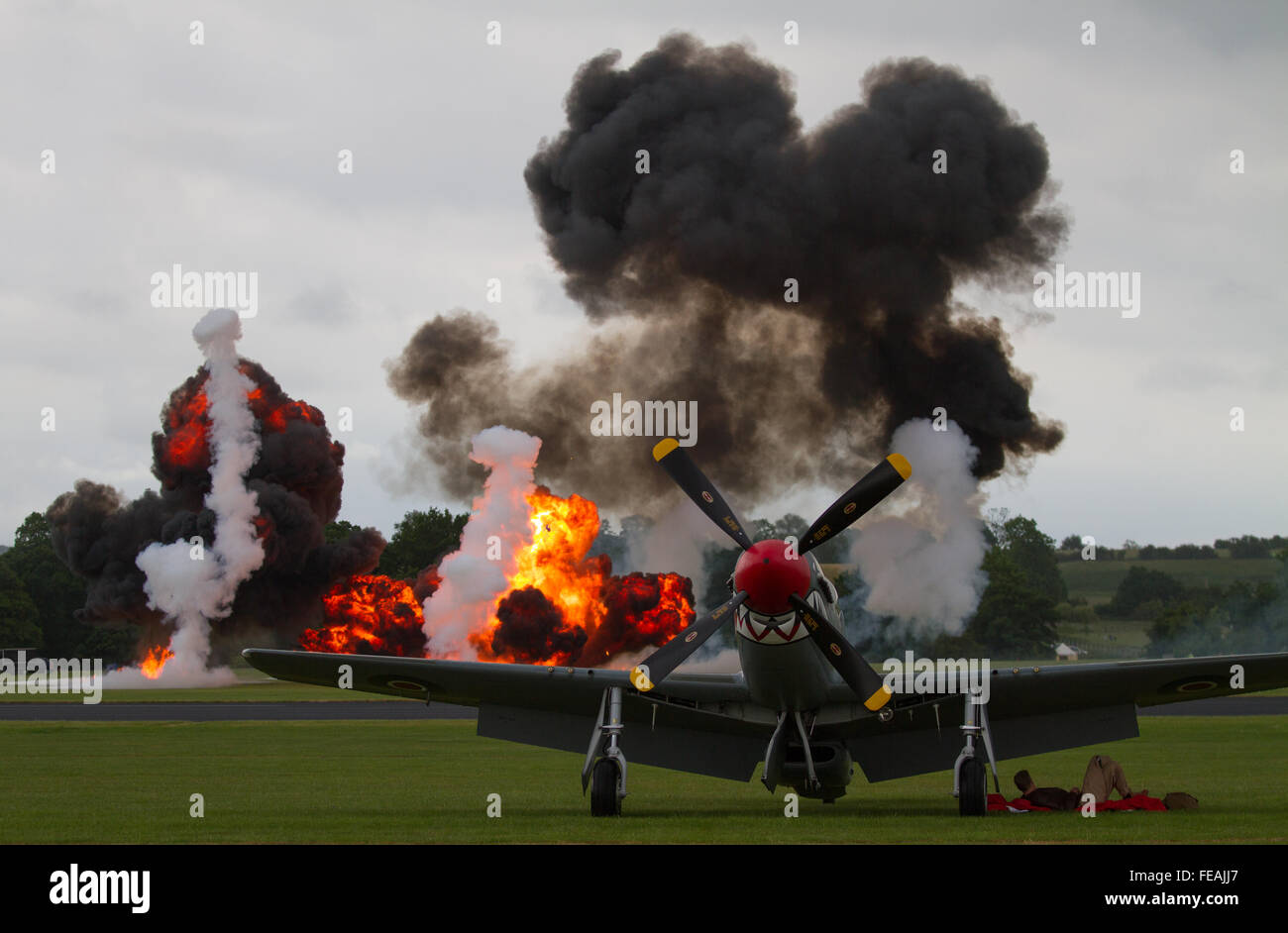 L'affichage à la pyrotechnie Spectacle aérien de Cosford comme pilote attend calmement sous une aile ! Banque D'Images