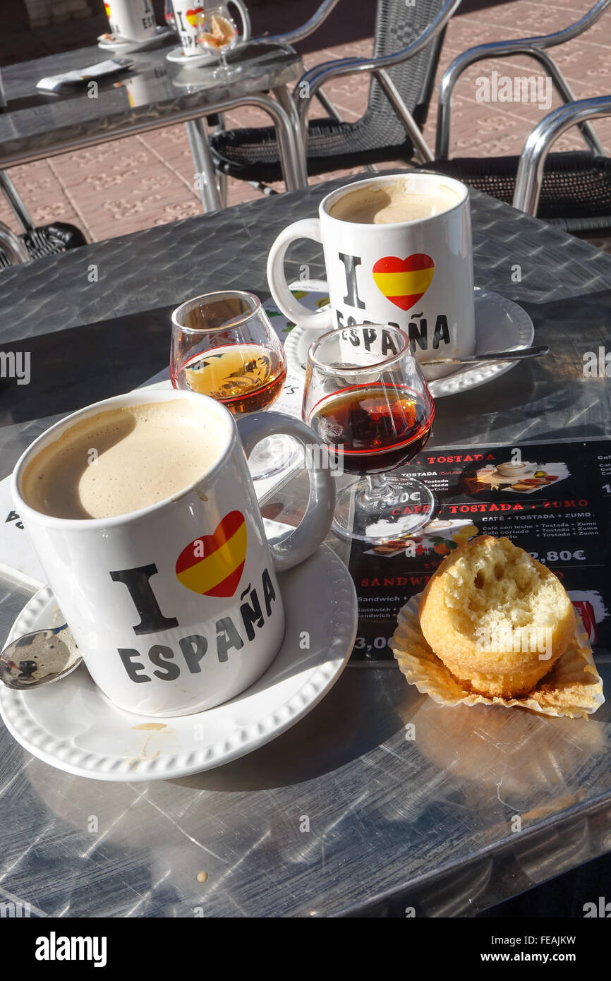 Deux grandes tasses à café espana avec un verre de brandy, Tia Maria et un gâteau Benidorm, province d'Alicante, Espagne Banque D'Images