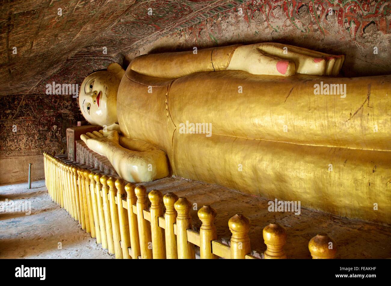 Bouddha couché libre à Po Win Taung Grottes, près de Monywa, Myanmar Banque D'Images