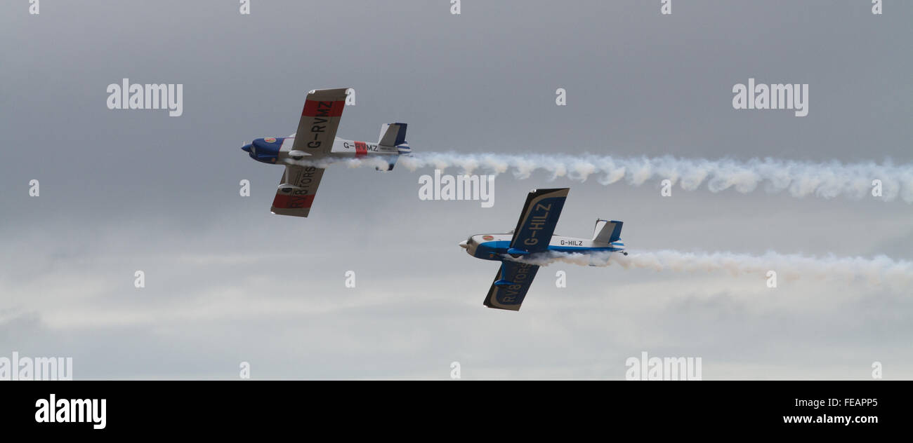 Le RV8teurs air afficher duo voler leur affichage à l'Airshow 2015 Blackpool avec traces de fumée Banque D'Images