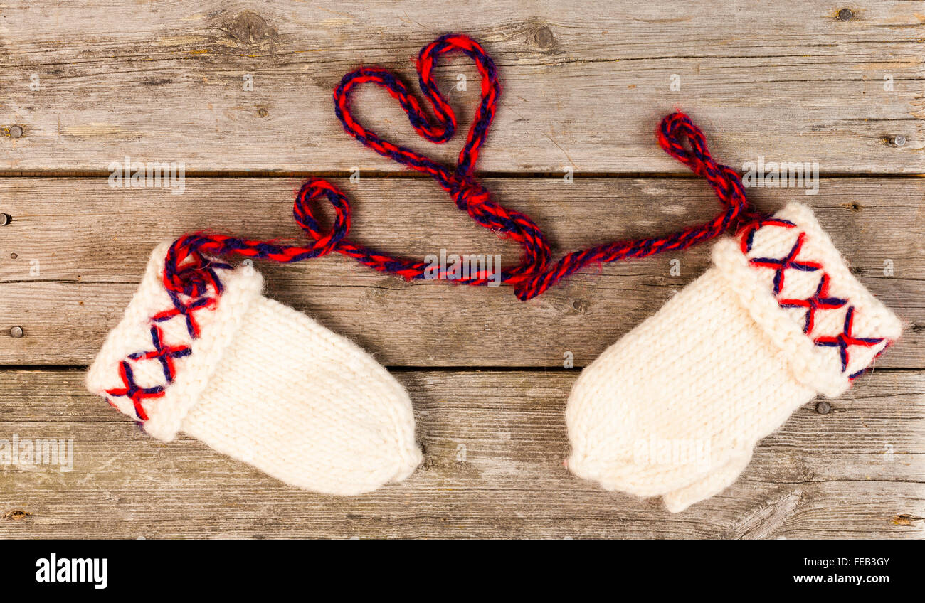 Traditional knitted mittens Banque de photographies et d'images à haute  résolution - Alamy