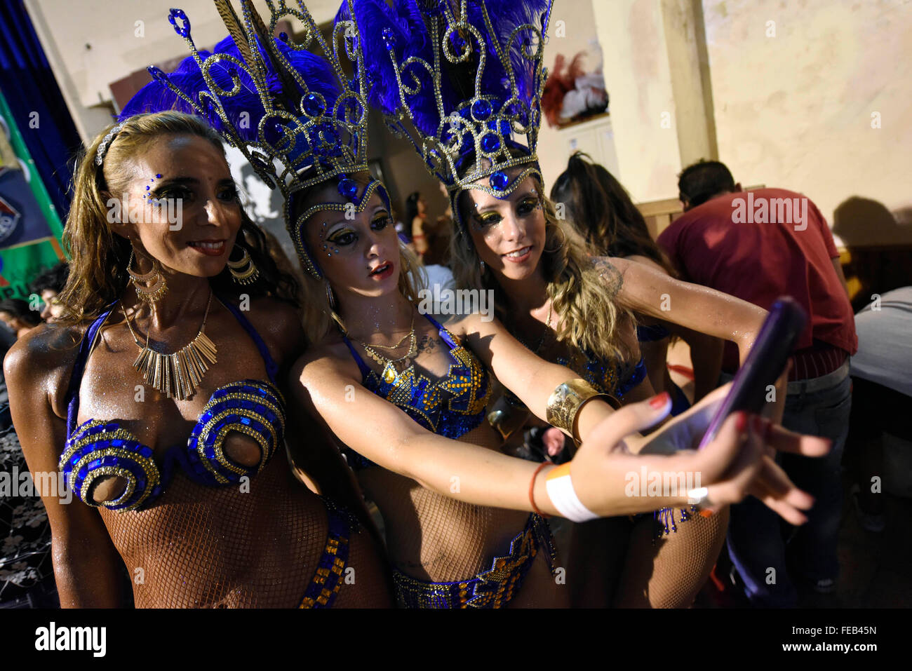 (160205) -- MONTEVIDEO, 5 février 2016 (Xinhua) -- les danseurs du groupe 'La' Facala, prendre des photos alors qu'ils se préparent à leur participation à l'appel, défilé dans le cadre du carnaval uruguayen, qui a eu lieu à la Carlos Gardel et dans l'île de Flores, les rues de Montevideo, capitale de l'Uruguay, le 4 février 2016. La partie supérieure de la communauté uruguayenne afrodescendant ont célébré leur 60 anniversaire avec deux défilés, les jeudi et vendredi soir dans le sud traditionnel et les quartiers de Palerme de Montevideo. (Xinhua/Nicolas Celaya) (RTG) Banque D'Images
