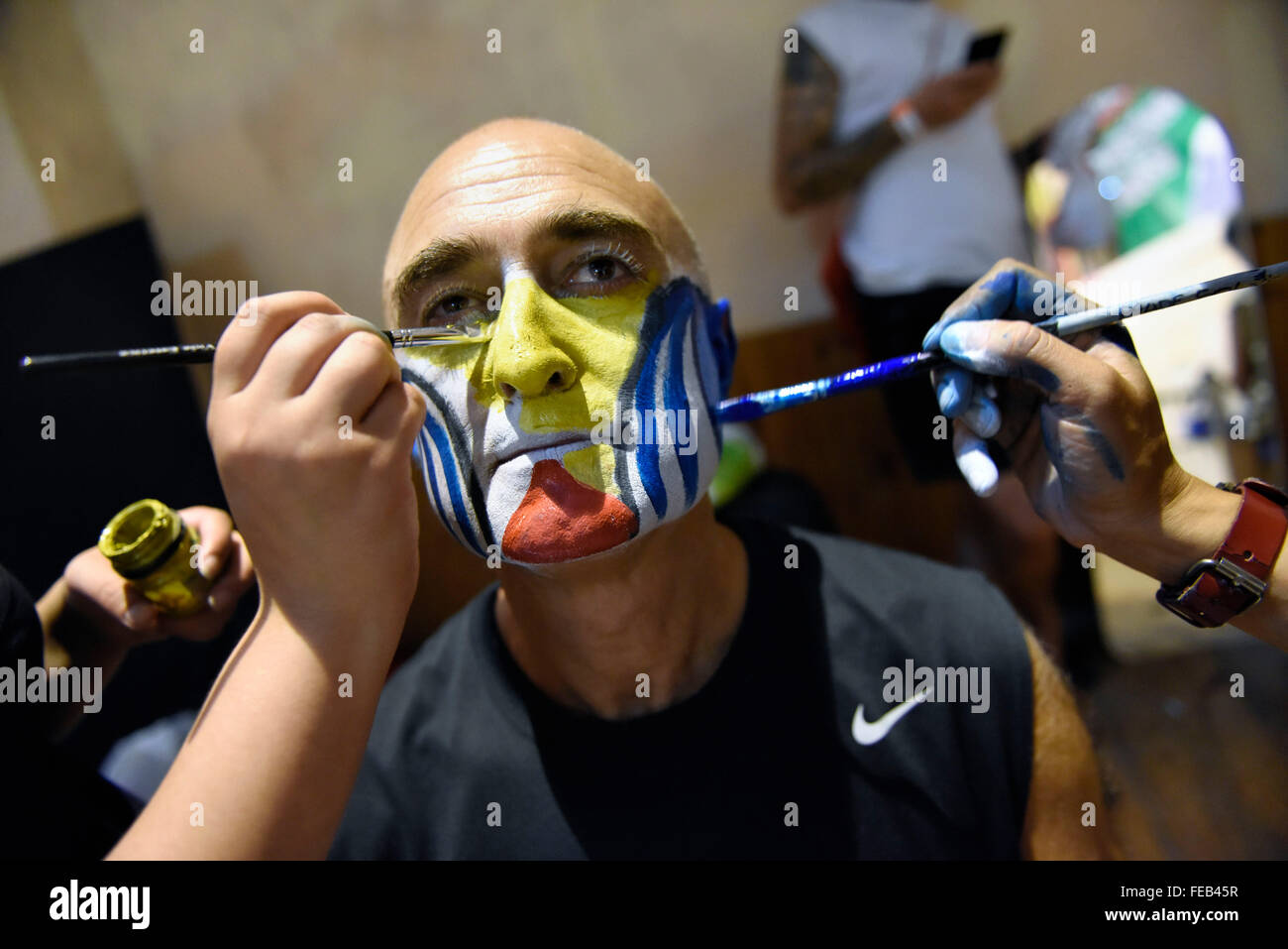(160205) -- MONTEVIDEO, 5 février 2016 (Xinhua) -- un membre du groupe 'La' Facala, est préparé pour sa participation à l'appel, défilé dans le cadre du carnaval uruguayen, qui a eu lieu à la Carlos Gardel et dans l'île de Flores, les rues de Montevideo, capitale de l'Uruguay, le 4 février 2016. La partie supérieure de la communauté uruguayenne afrodescendant ont célébré leur 60 anniversaire avec deux défilés, les jeudi et vendredi soir dans le sud traditionnel et les quartiers de Palerme de Montevideo. (Xinhua/Nicolas Celaya) (RTG) Banque D'Images