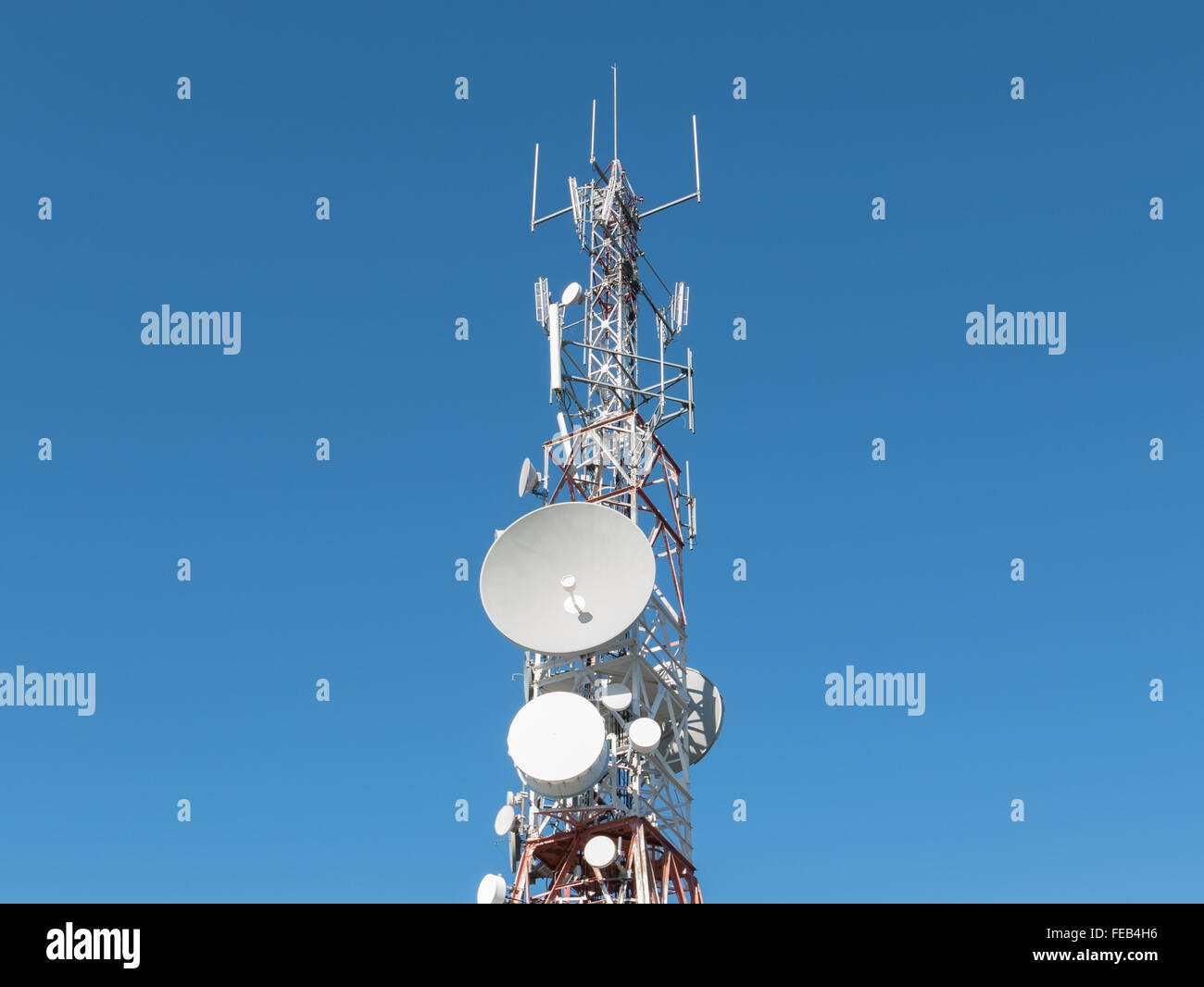 Communication tower against blue sky Banque D'Images