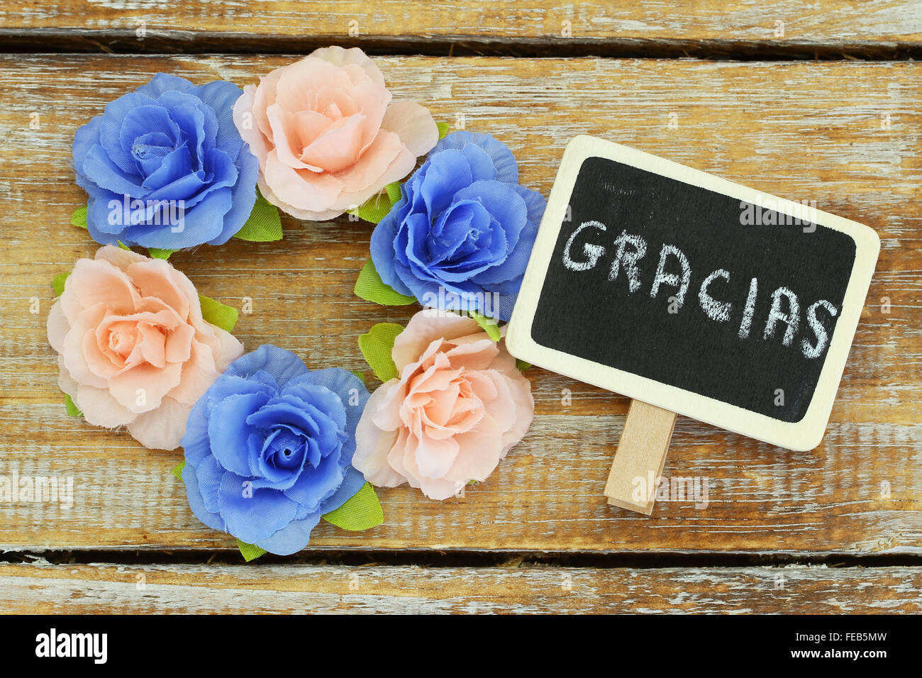Gracias (merci en espagnol) écrit sur mini tableau noir avec des roses Banque D'Images