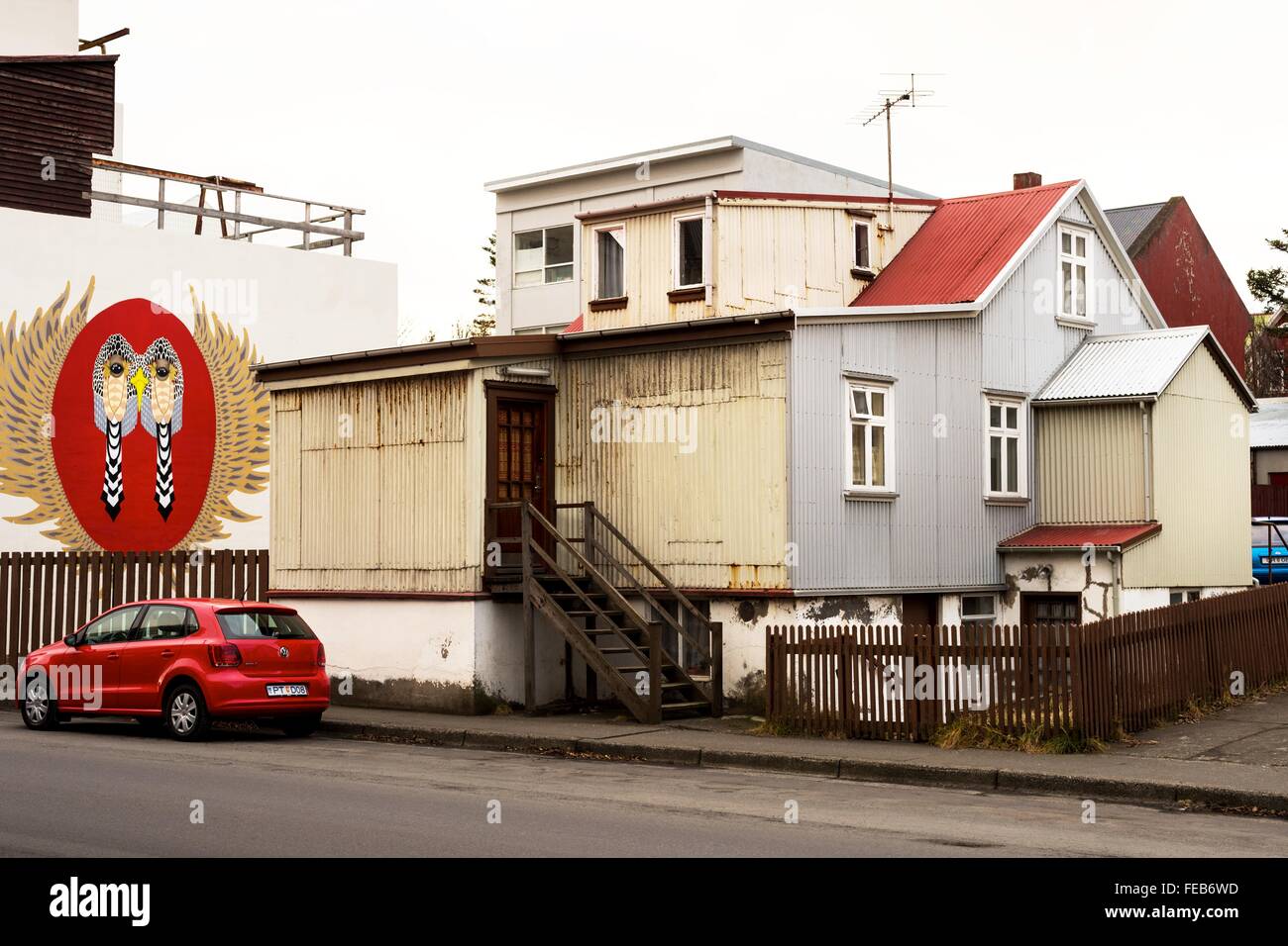 Logement général cliché pris d'une propriété revêtu de tôle ondulée / tin de draps, de Reykjavik, en Islande. Banque D'Images