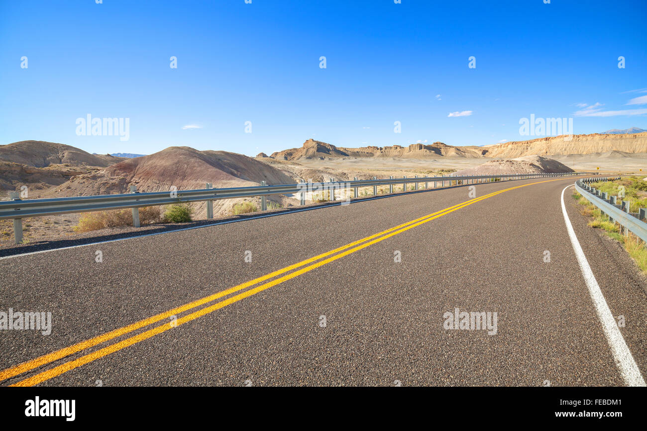 Photo de voies sur une route du désert, Utah, USA. Banque D'Images