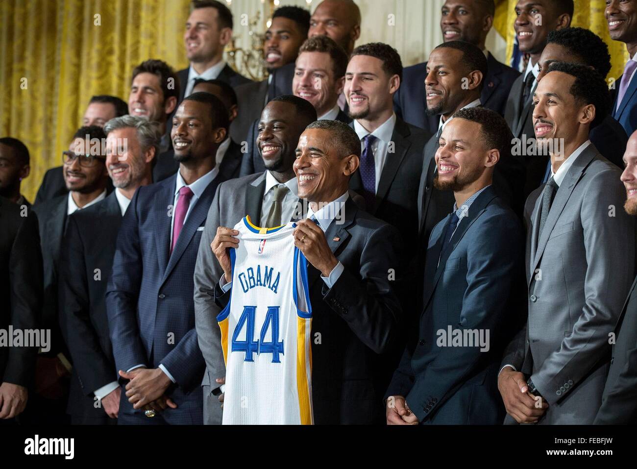 Washington DC, USA. 05Th Feb 2016. Président américain Barack Obama est titulaire d'une équipe jersey comme il se réunit avec les champions NBA 2015 Golden State Warriors à l'Est Prix du livre blanc 4 HouseFebruary, 2016 à Washington, D.C. Banque D'Images