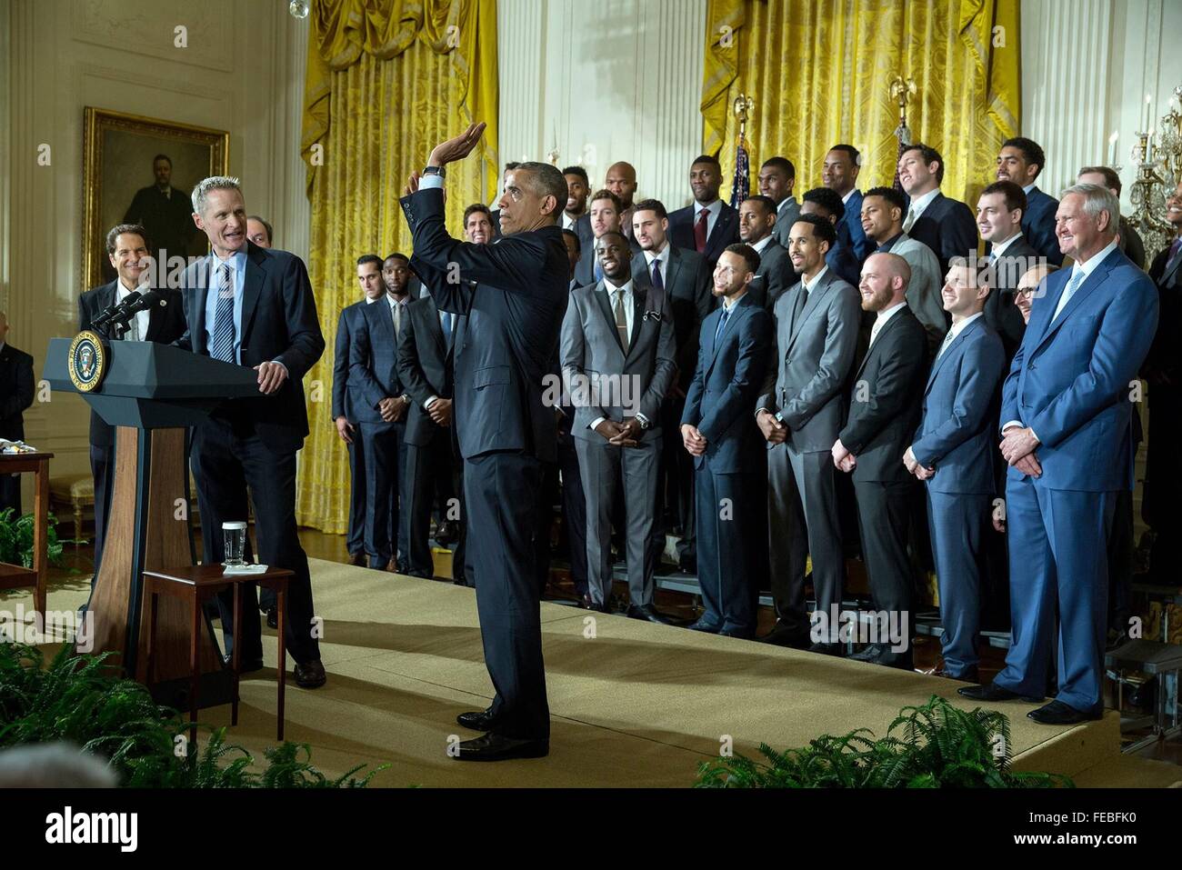 Washington DC, USA. 05Th Feb 2016. Président américain Barack Obama de clowns autour avec l'entraîneur Steve Kerr comme il se réunit avec les champions NBA 2015 Golden State Warriors dans l'East Room de la Maison Blanche le 4 février 2016 à Washington, D.C. Banque D'Images