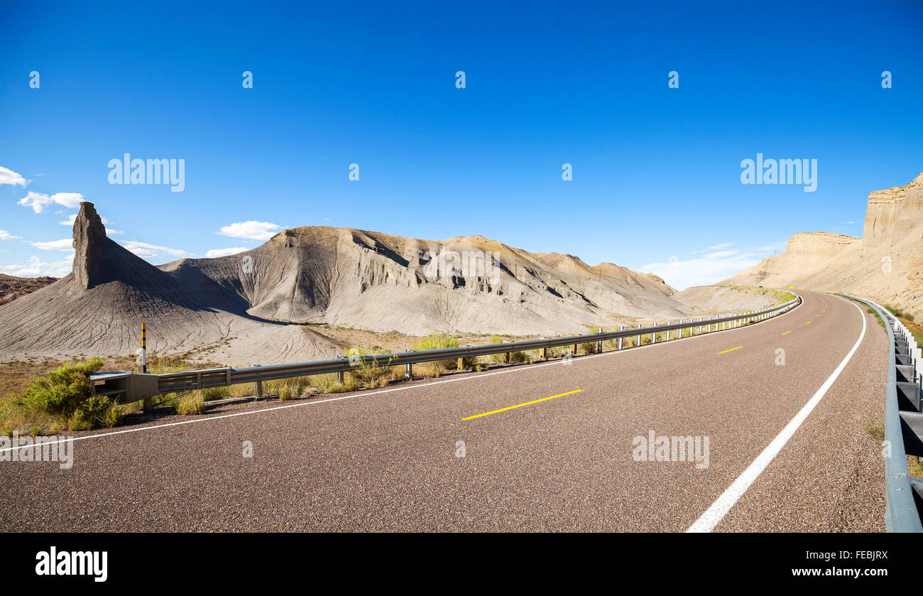 Photo panoramique d'un désert road, Utah, USA. Banque D'Images