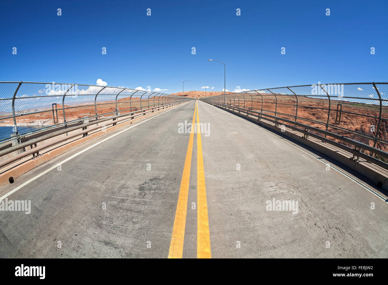 Photo fisheye de voies sur un pont, barrage de Glen Canyon, Arizona, USA. Banque D'Images