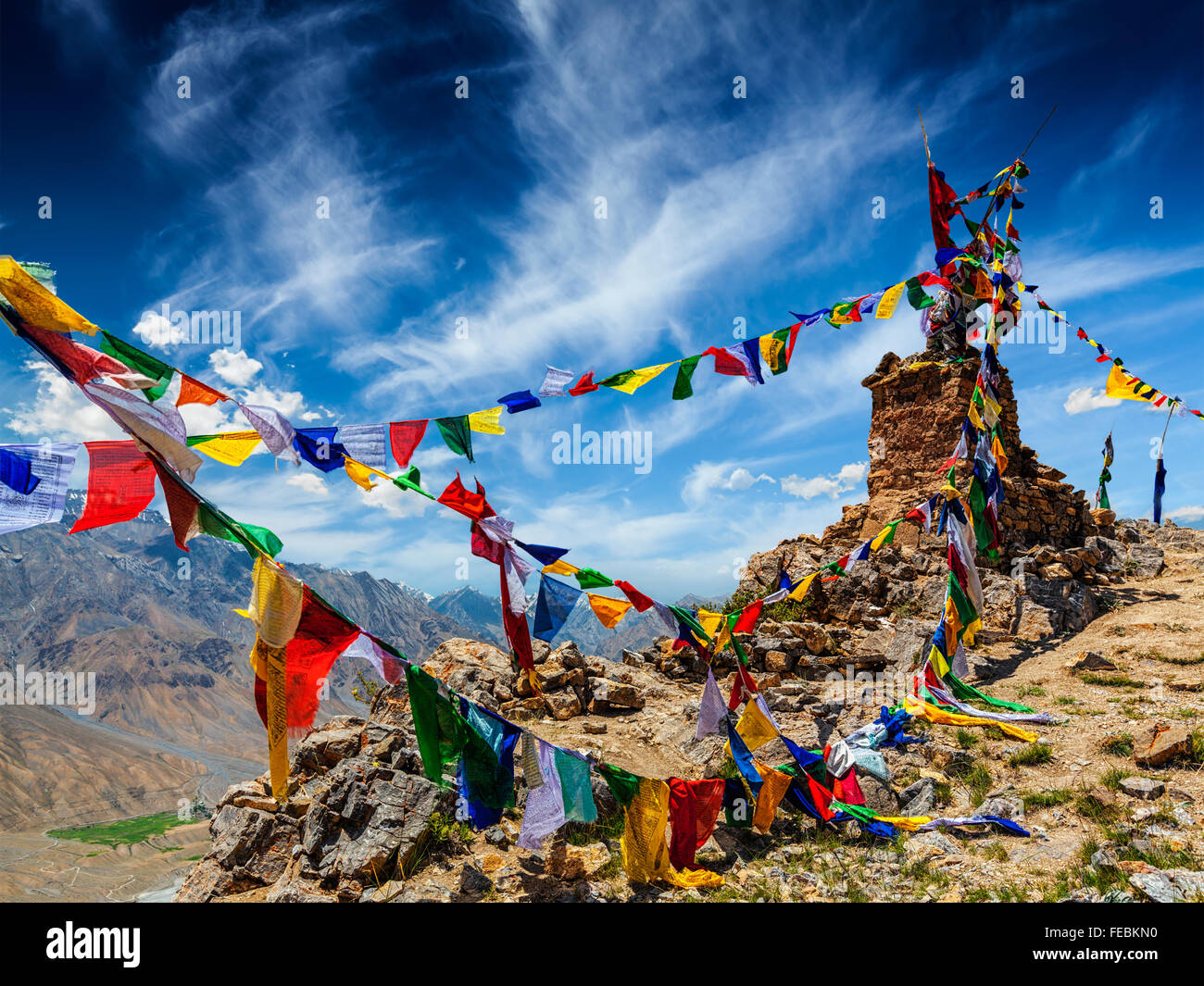 Drapeaux de prière bouddhiste en Himalaya Banque D'Images Drapeaux de prière bouddhiste en Himalaya Banque D'Images