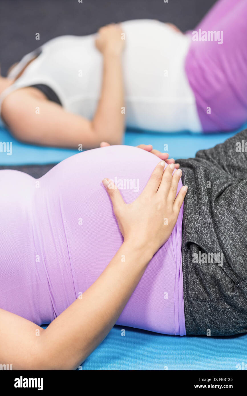 Les femmes enceintes se trouvant sur tapis d'exercice Banque D'Images