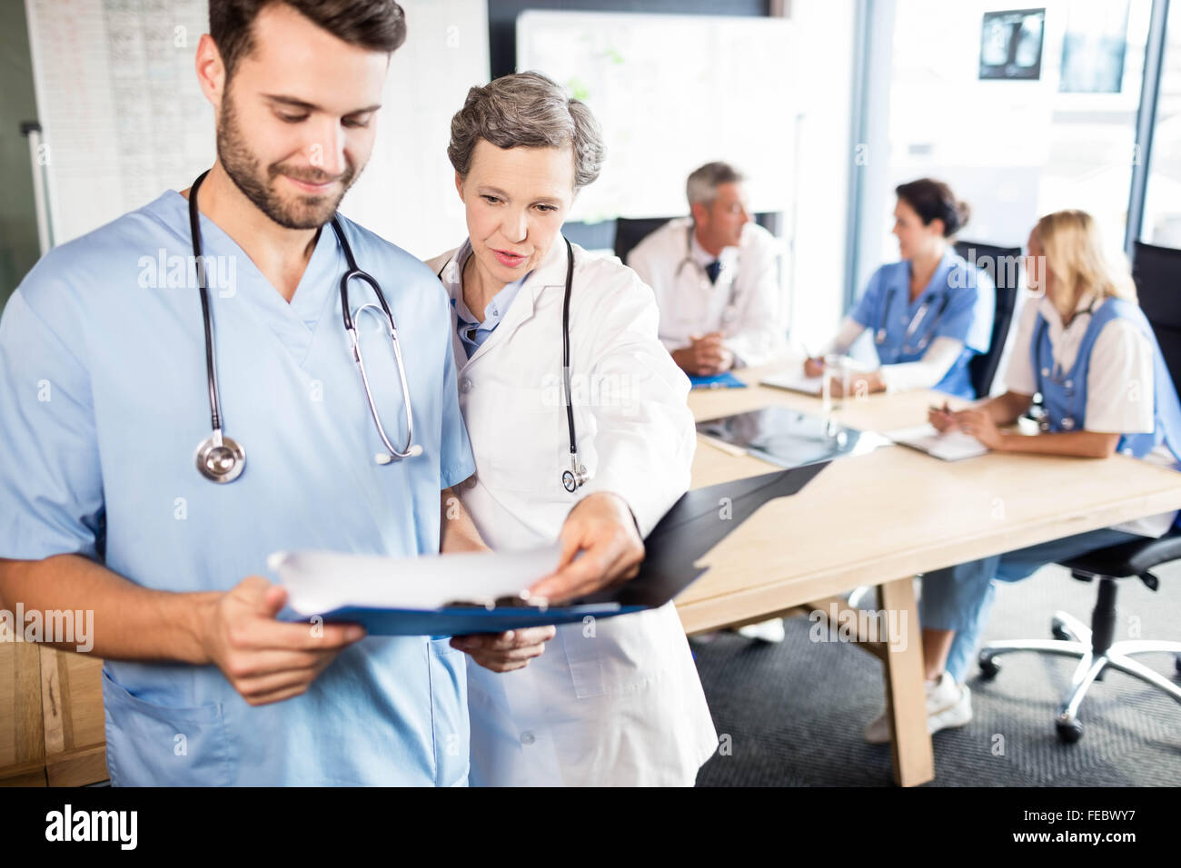 L'équipe médicale d'une réunion Banque D'Images
