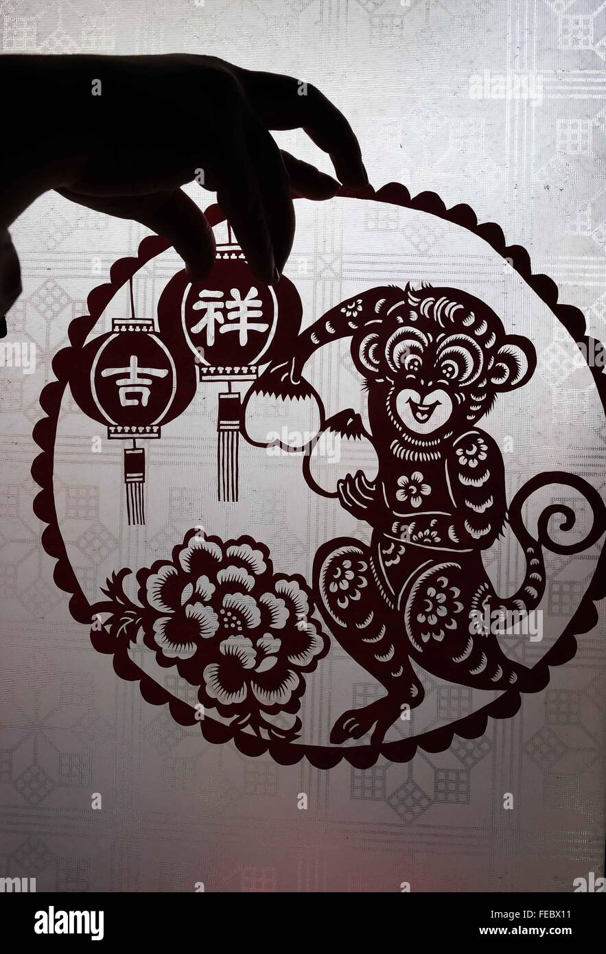 (160205) -- BEIJING, 5 février 2016 (Xinhua) -- un artiste populaire démontre une oeuvre de papier-découpage de singe dans Nantong, Chine de l'est la province de Jiangxi, du 5 février 2016. Il y a divers artistes folk creat'art pour célébrer l'année du singe. (Xinhua/Huang Zhe) (mp) Banque D'Images