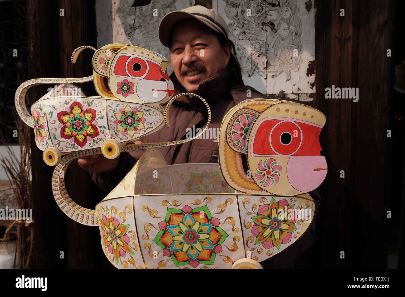 (160205) -- BEIJING, 5 février 2016 (Xinhua) -- l'artiste Folk Linxiang singe il démontre en forme de lanternes il conçu de Nantong, Chine de l'est la province de Jiangxi, du 5 février 2016. Il y a divers artistes folk creat'art pour célébrer l'année du singe. (Xinhua/Huang Zhe) (mp) Banque D'Images
