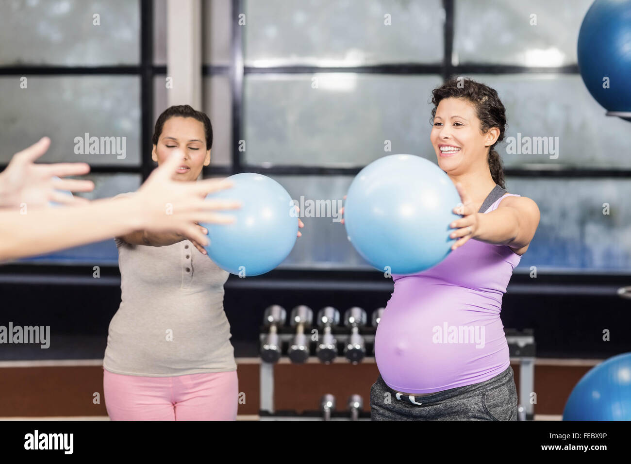 Les femmes enceintes et formateur exerçant avec fitness ball Banque D'Images