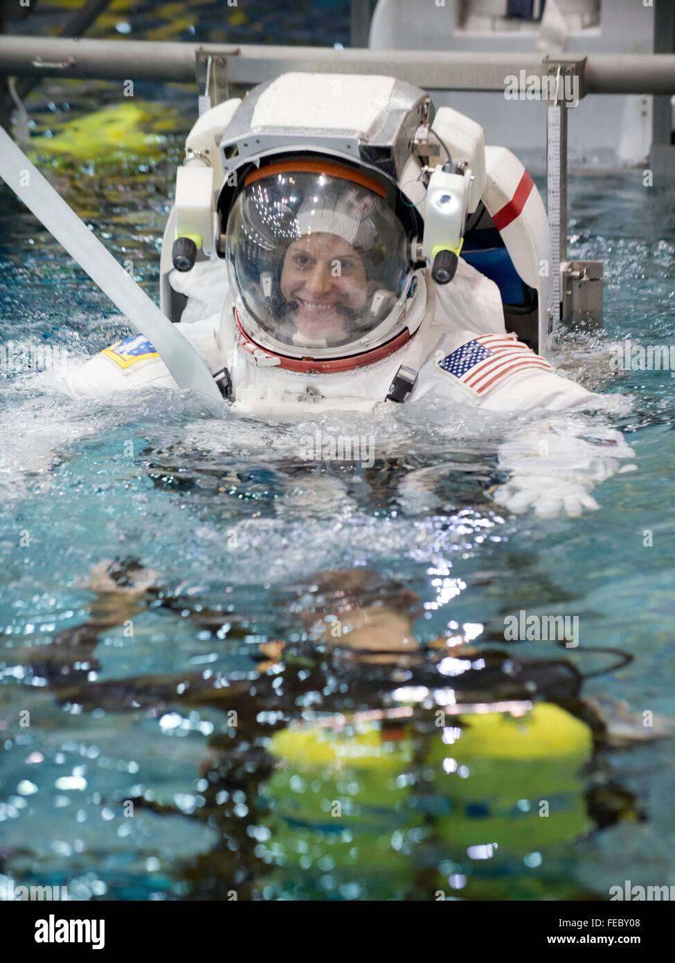 L'astronaute de la NASA Kate Rubins durant la formation avec l'EVA spacesuit dans le bassin au Centre spatial Johnson NBL 23 octobre 2015 à Houston, Texas. Rubins lancera avec le cosmonaute russe Anatoly Ivanishin et astronaute de l'Agence japonaise d'exploration aérospatiale Takuya Onishi à la Station spatiale internationale comme l'équipage Expedition 48/49 le 21 juin 2016. Banque D'Images