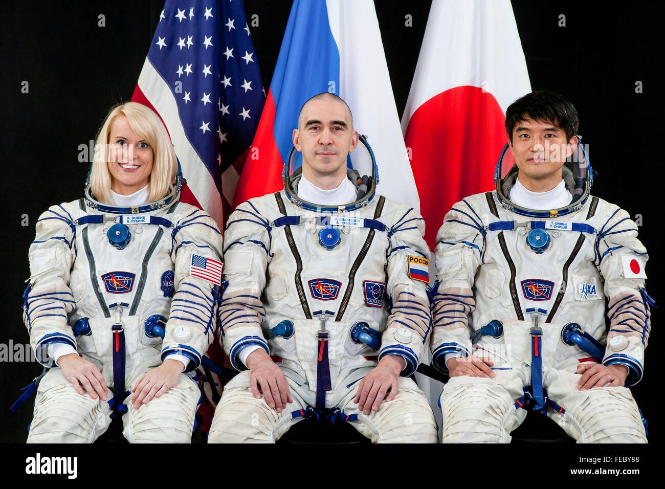 L'astronaute de la NASA Kate Rubins, gauche, le cosmonaute russe Anatoly Ivanishin, centre, et l'astronaute de l'Agence japonaise d'exploration aérospatiale Takuya Onishi portrait de groupe portant le Sokol russe de lancement et de rentrée 4 août 2015. Le groupe lancera à la Station spatiale internationale comme l'équipage Expedition 48/49 le 21 juin 2016. Banque D'Images