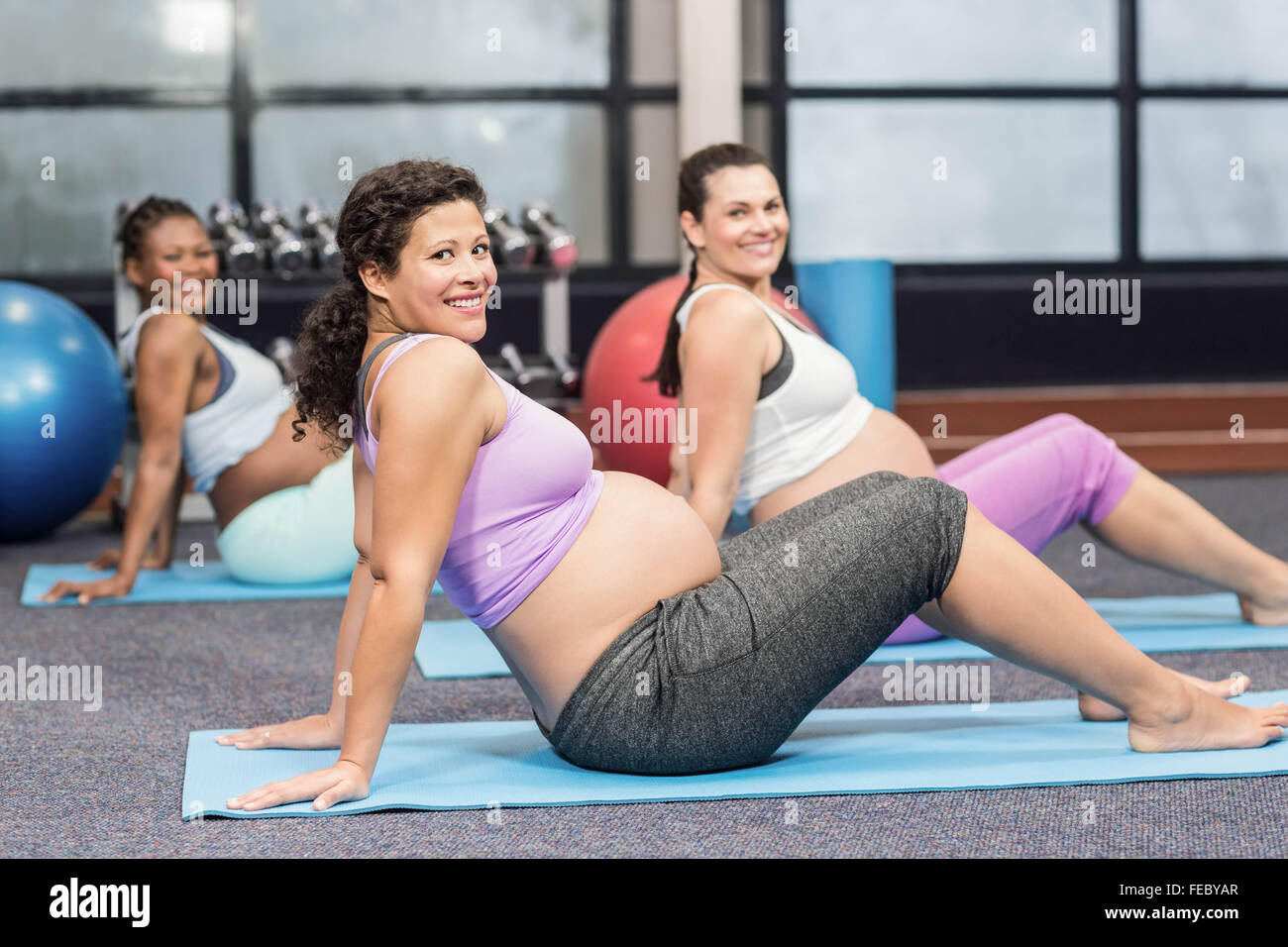 Smiling pregnant women sur mat Banque D'Images
