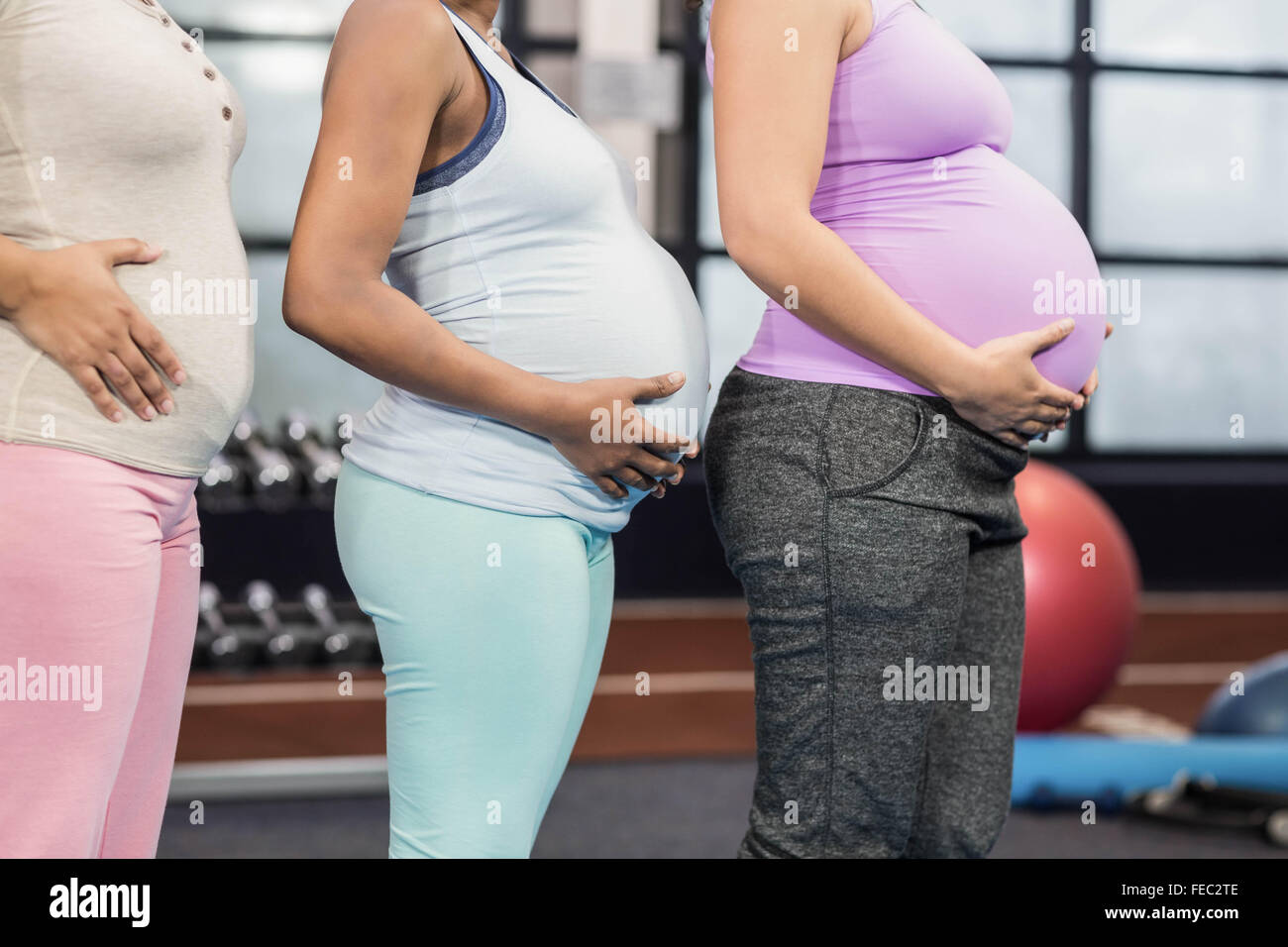 Les femmes enceintes faisant l'exercice de yoga Banque D'Images