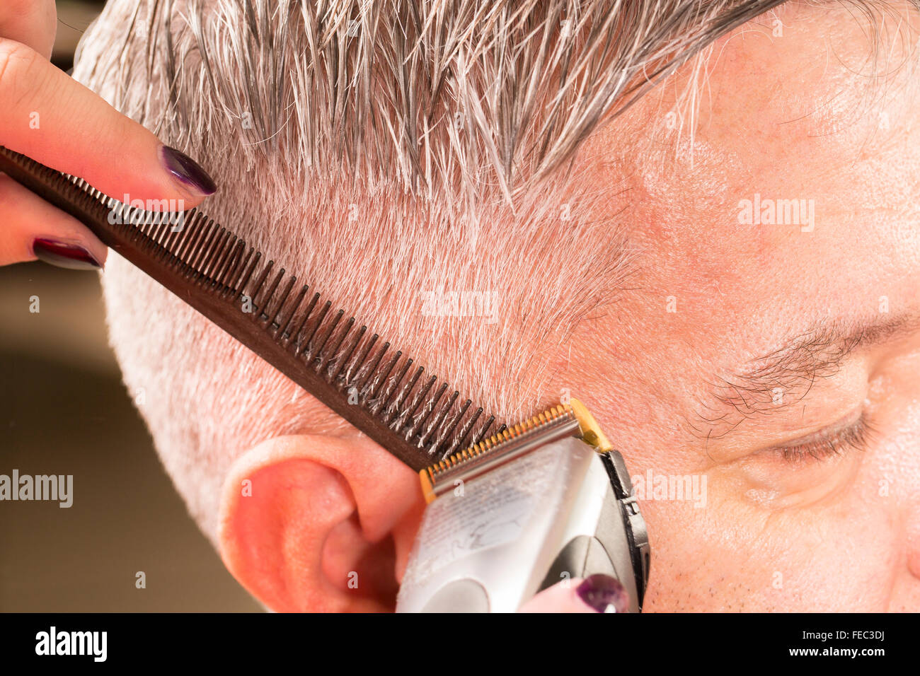 Femme coupe les cheveux avec des ciseaux, un rasoir dans le salon de  coiffure professionnel Photo Stock - Alamy