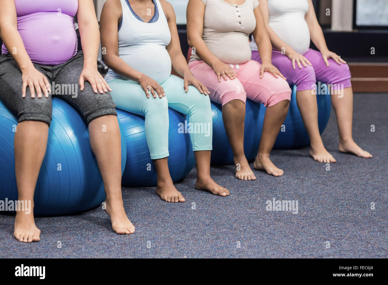 Les femmes enceintes assis sur l'exercice balls Banque D'Images