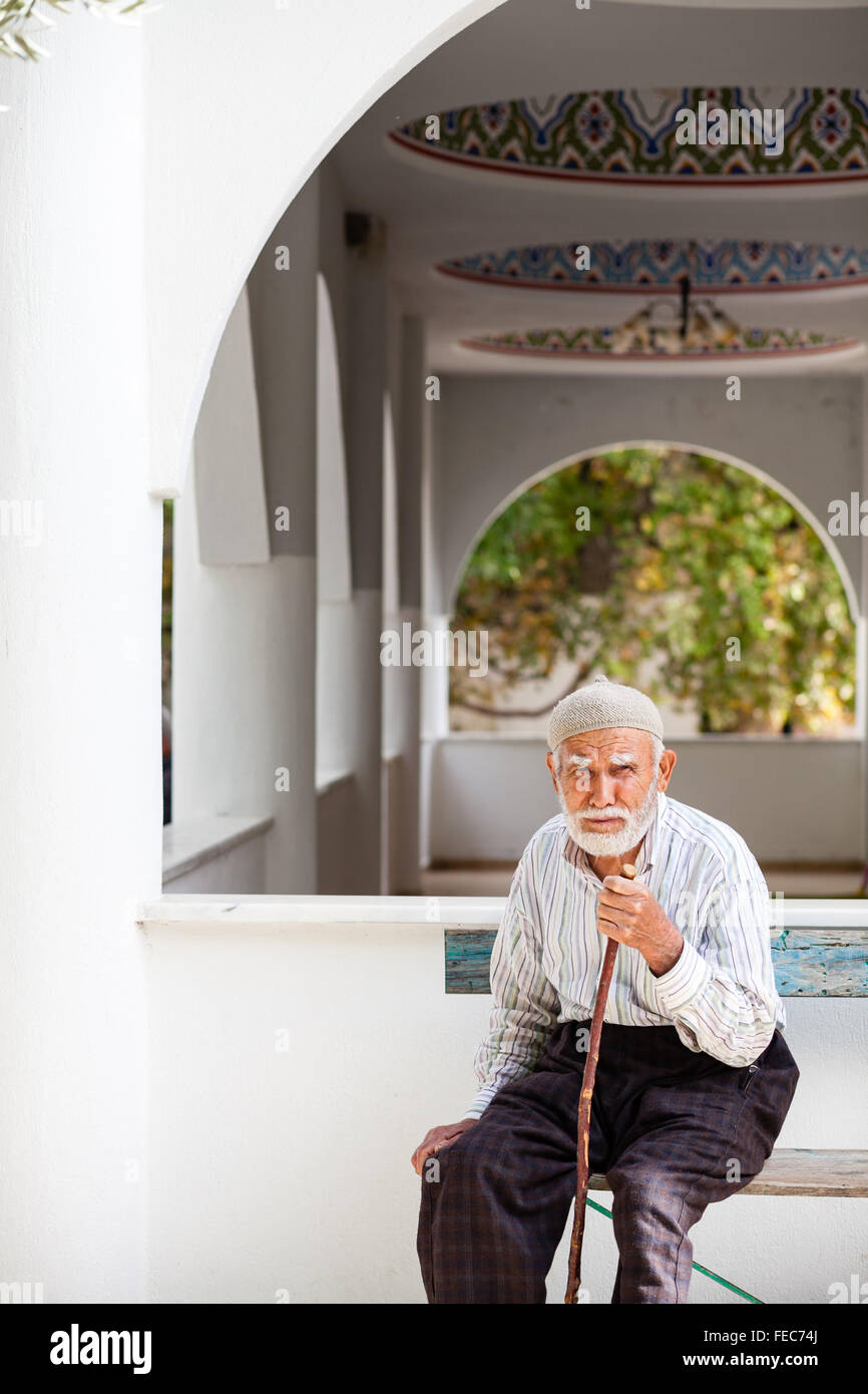Portrait d'un homme à l'extérieur de la mosquée Bezigan dans un village rural près de Kalkan, voie Lycienne, Turquie Banque D'Images