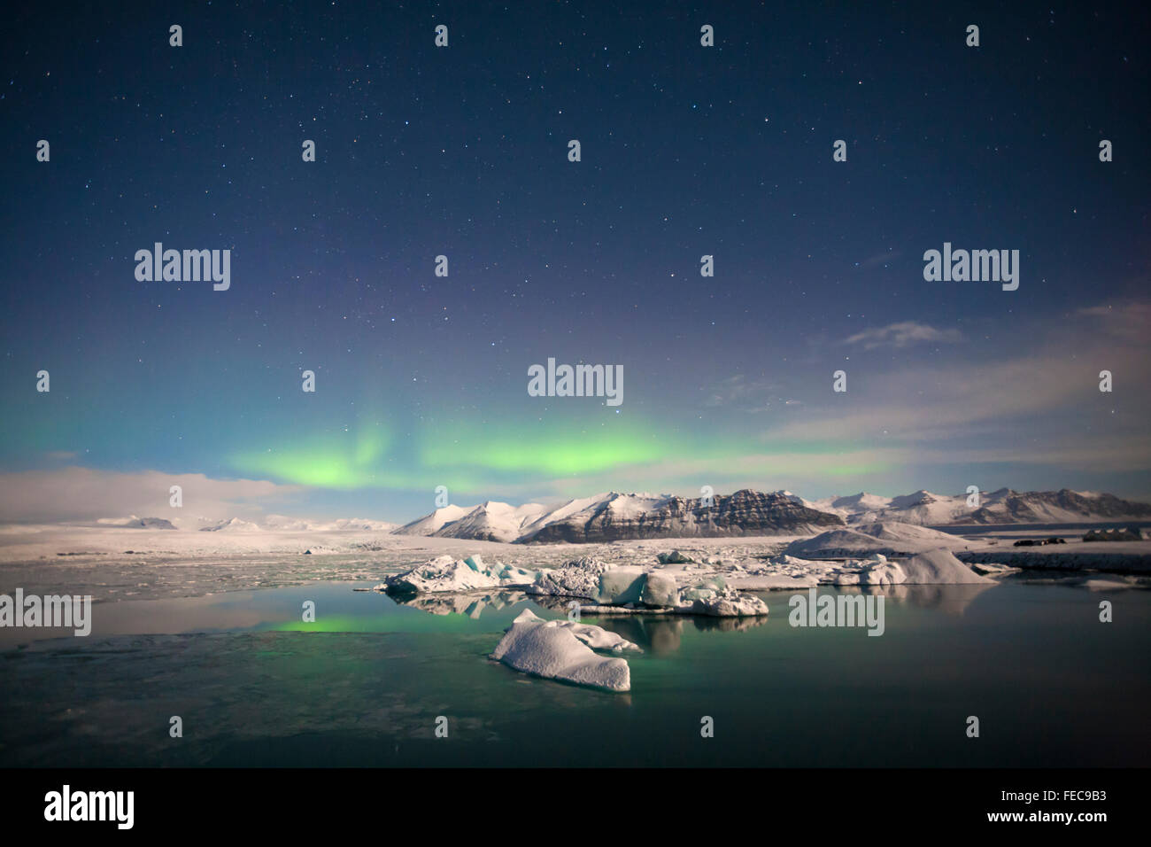 Le nord de l'aurore boréale éclaire à Jokulsarlon Glacial Lagoon, sur le bord du Parc National du Vatnajokull, l'Islande en Janvier Banque D'Images