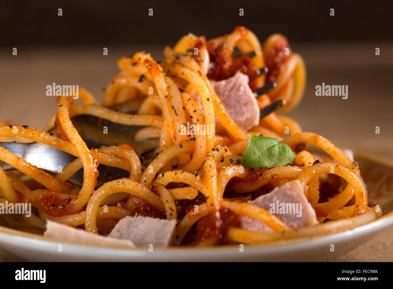 Spaghetti à la sauce tomate et de la viande à la fourchette Banque D'Images