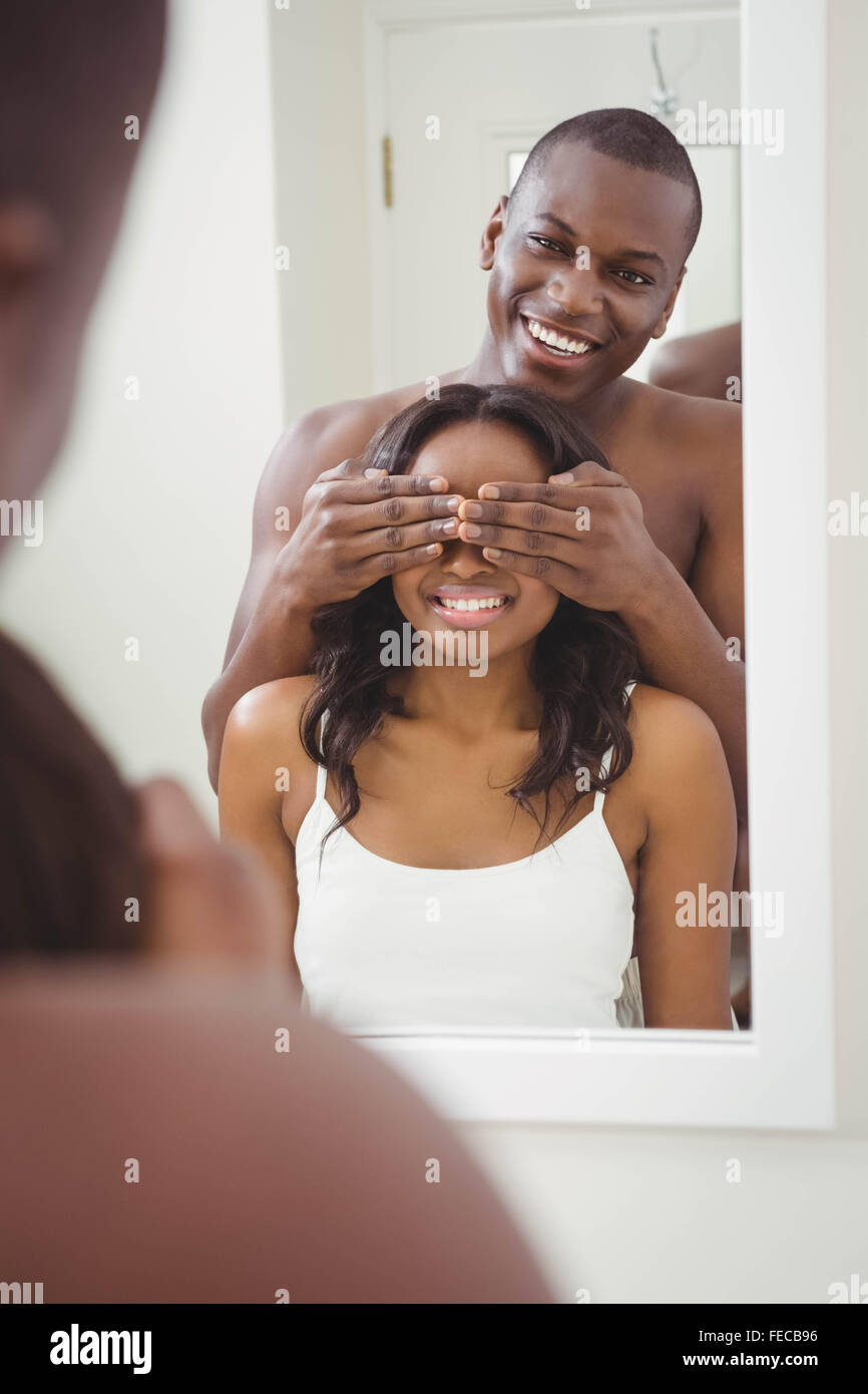 L'homme qui couvre les yeux de sa petite amie Banque D'Images