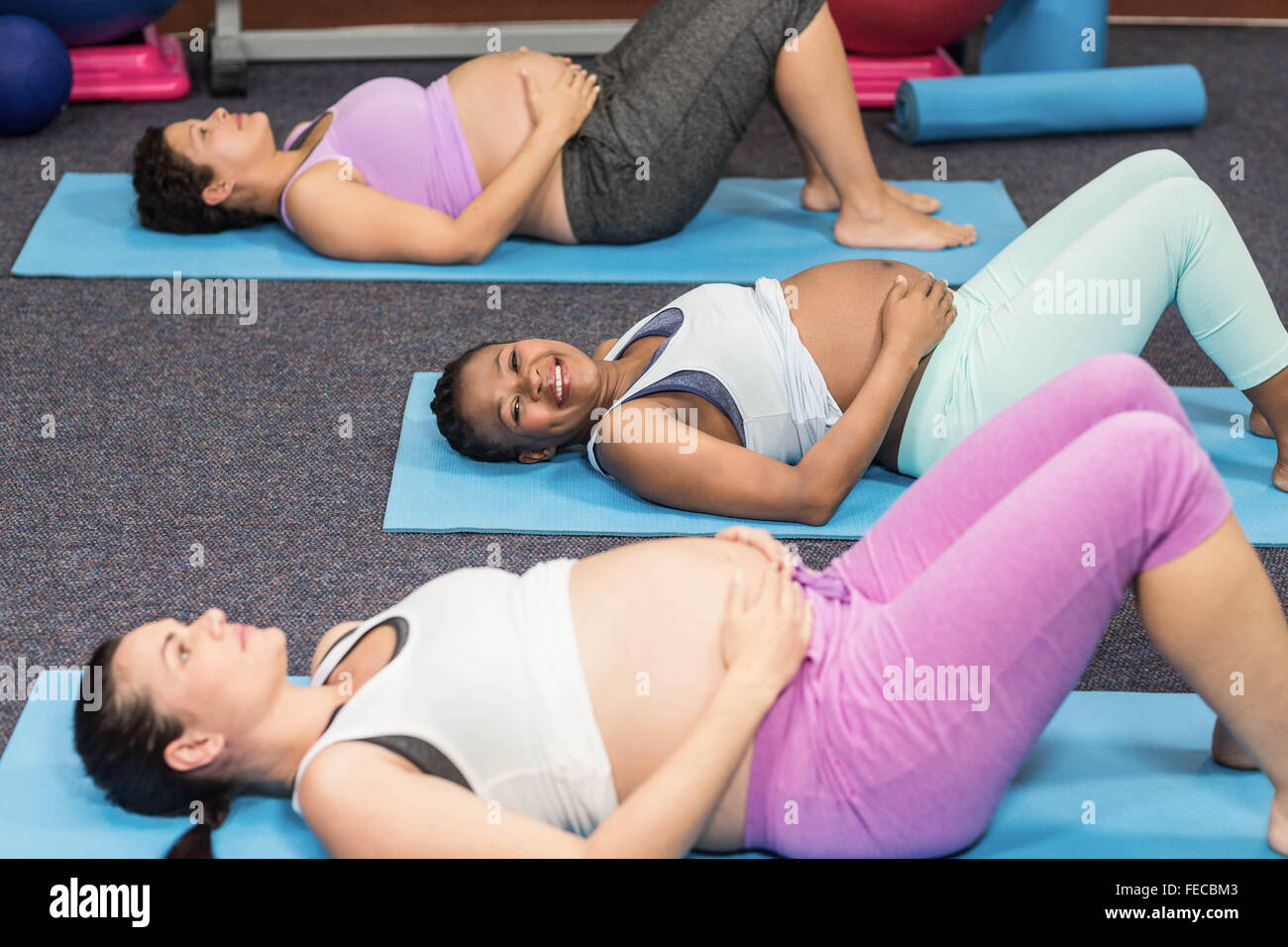 Smiling pregnant women sur mat Banque D'Images
