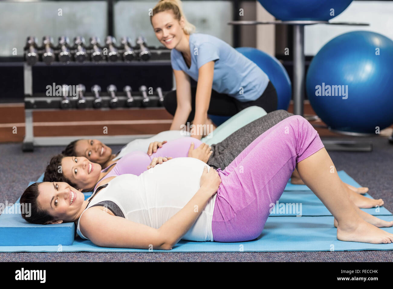Fitness Trainer train aider les femmes enceintes Banque D'Images