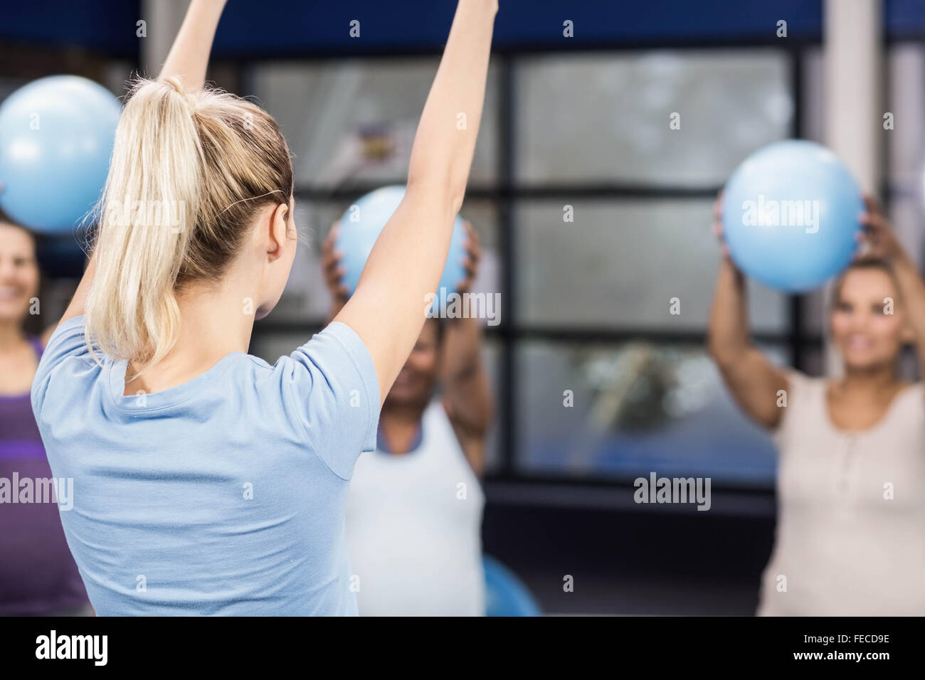 Les femmes enceintes et formateur exerçant avec fitness ball Banque D'Images